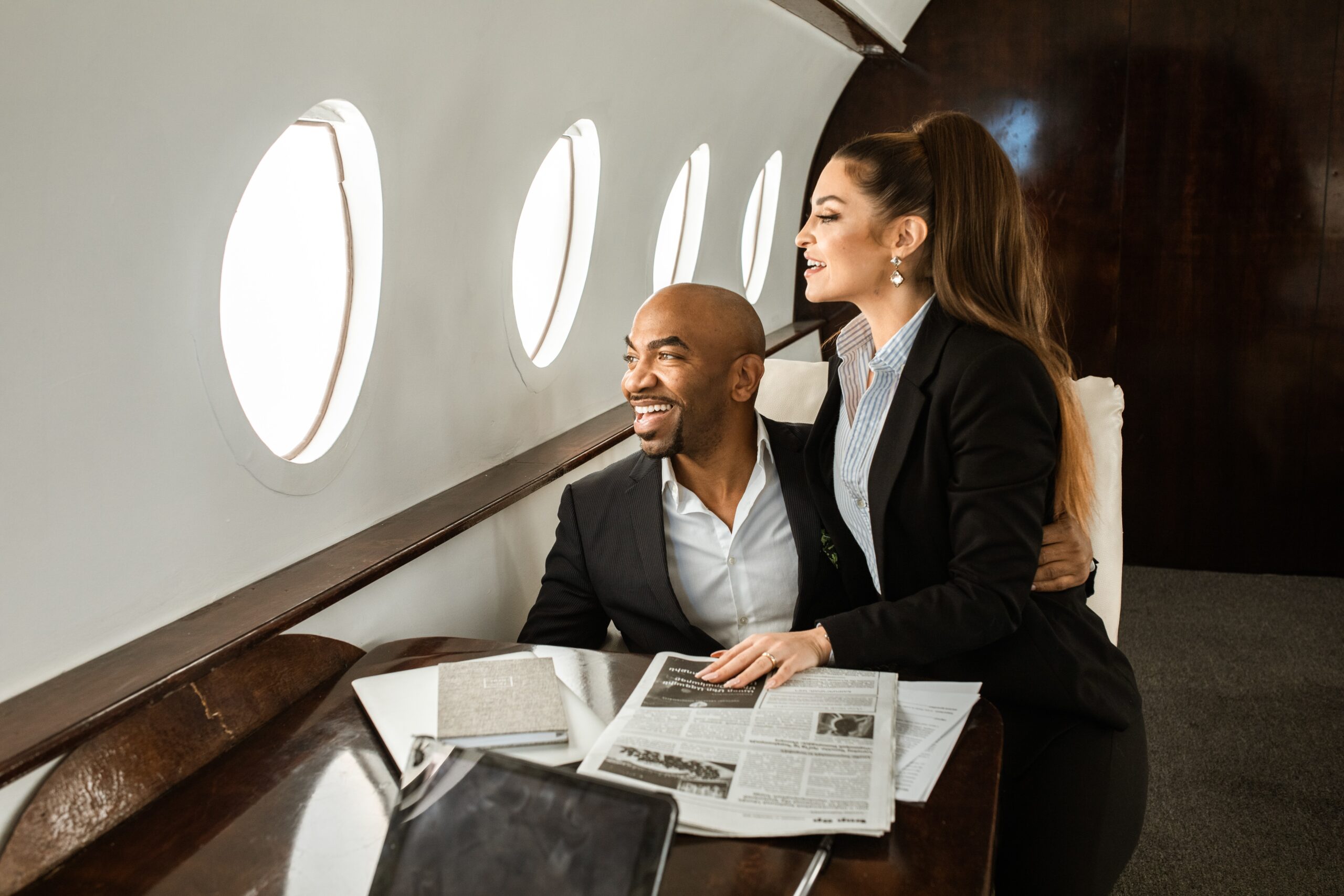 een man & een vrouw in een privé jet